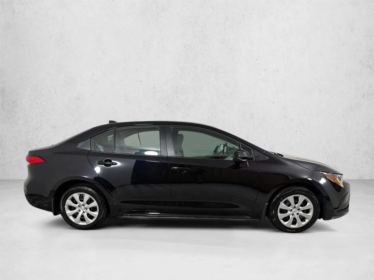 2026 Toyota Corolla LE thumbnail 2