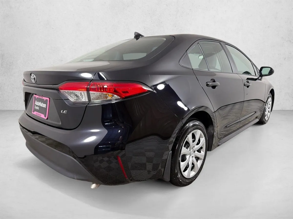 2026 Toyota Corolla LE thumbnail 3