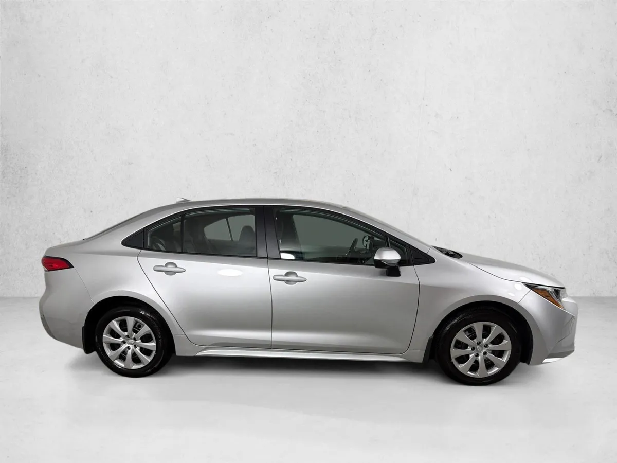 2026 Toyota Corolla LE thumbnail 2