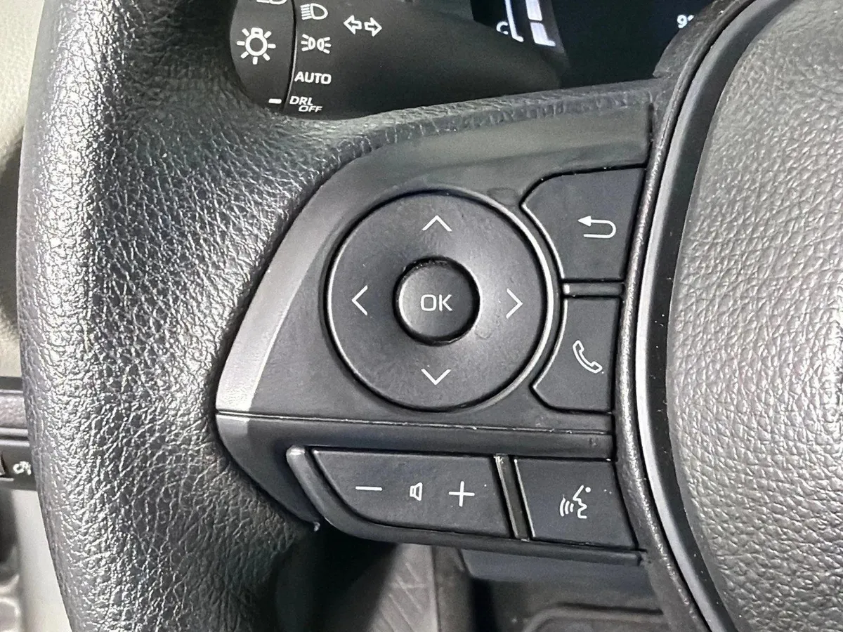 2026 Toyota Corolla LE thumbnail 24