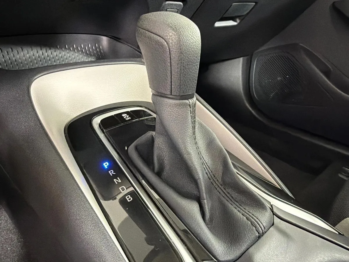 2026 Toyota Corolla LE thumbnail 30