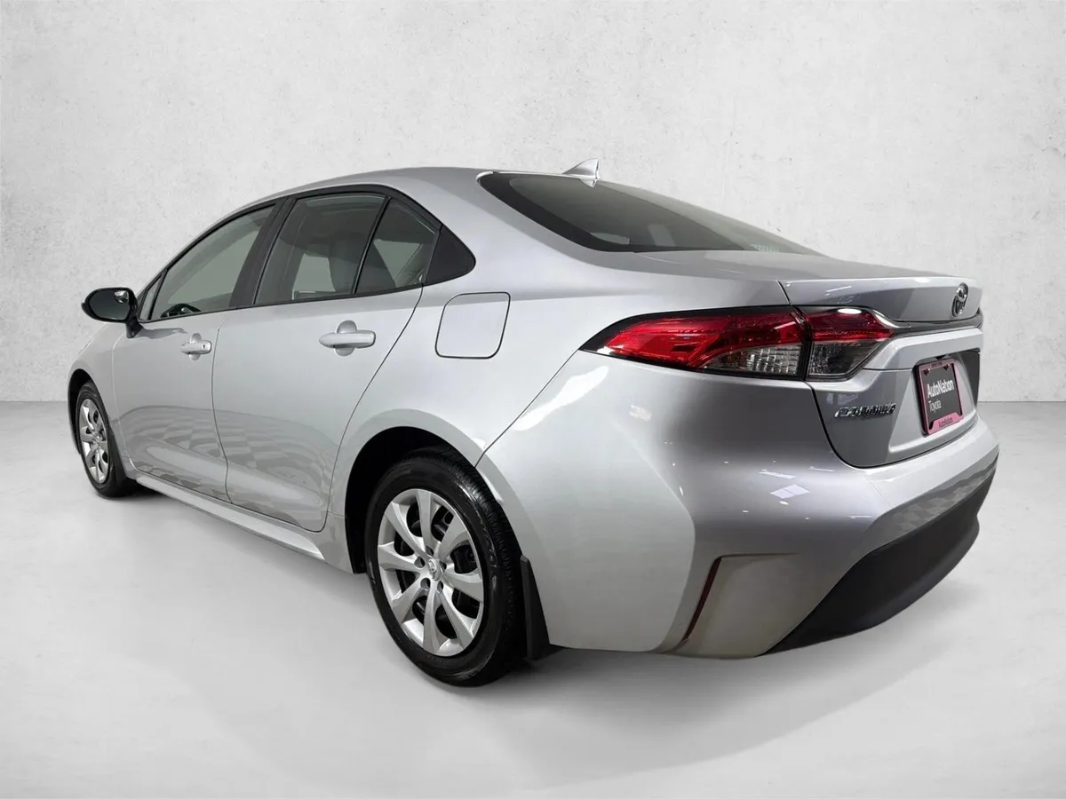2026 Toyota Corolla LE thumbnail 5