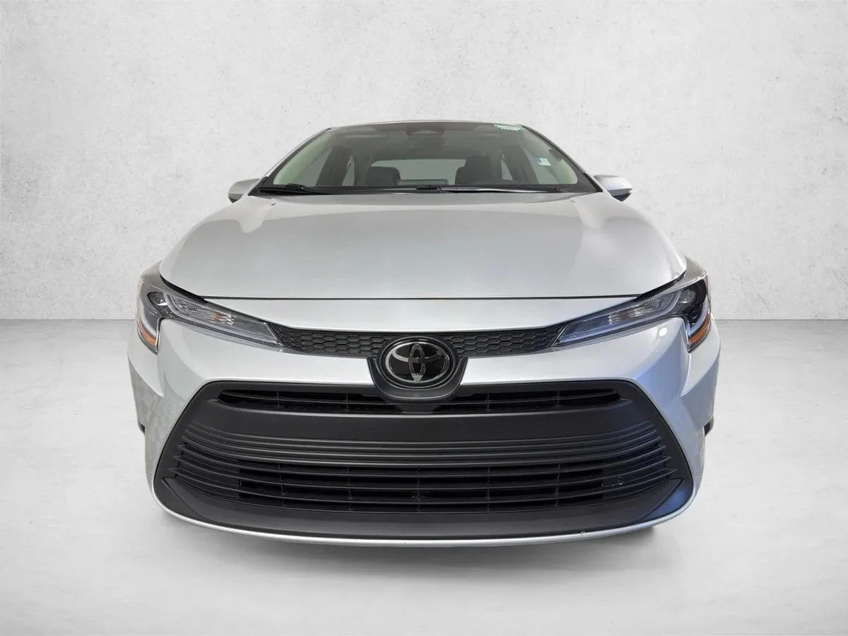 2026 Toyota Corolla LE thumbnail 8