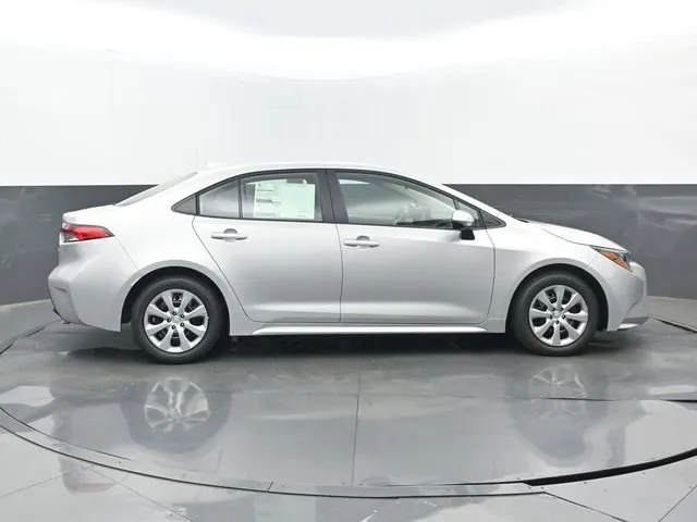 2026 Toyota Corolla LE thumbnail 2