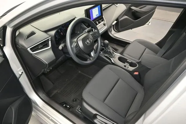 2026 Toyota Corolla LE thumbnail 4