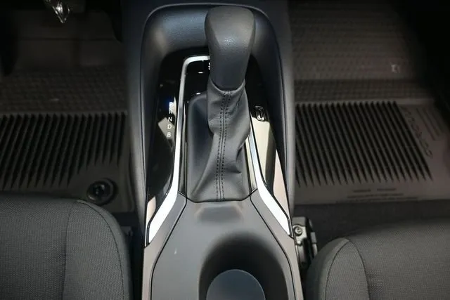 2026 Toyota Corolla LE thumbnail 8