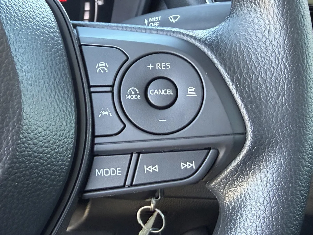 2026 Toyota Corolla LE thumbnail 14