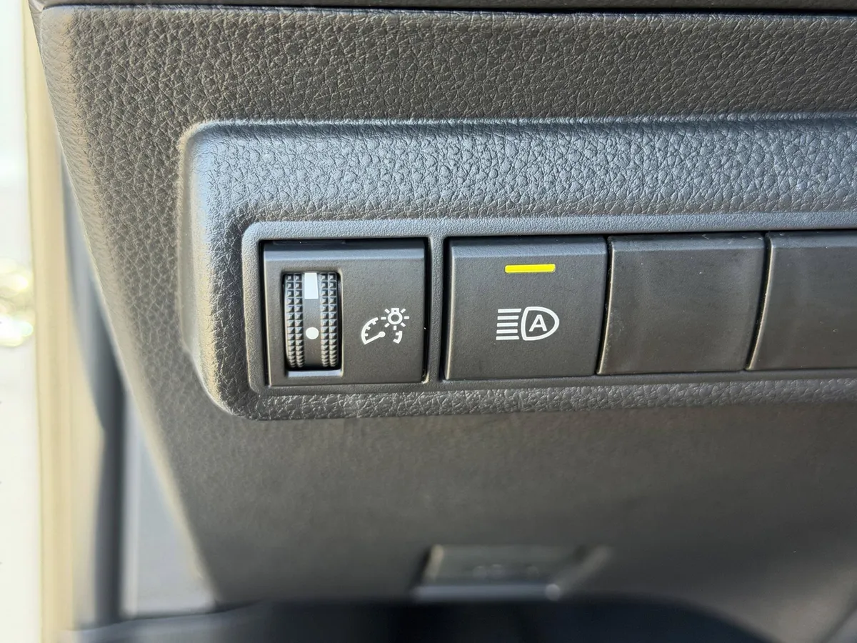2026 Toyota Corolla LE thumbnail 15
