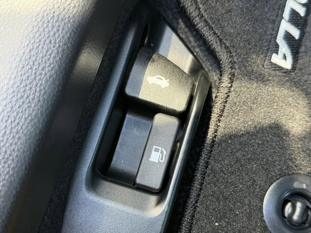 2026 Toyota Corolla LE thumbnail 16