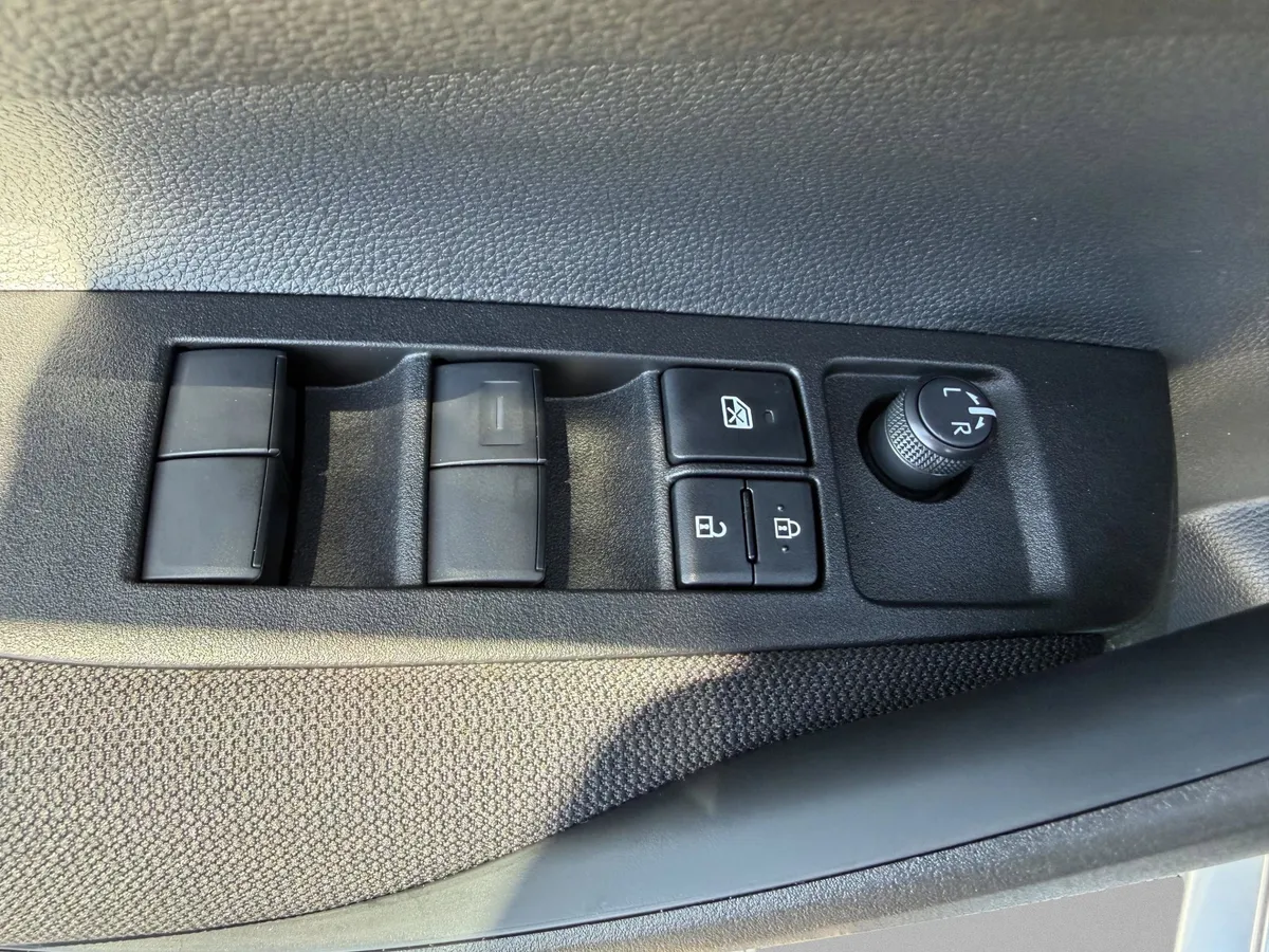 2026 Toyota Corolla LE thumbnail 18