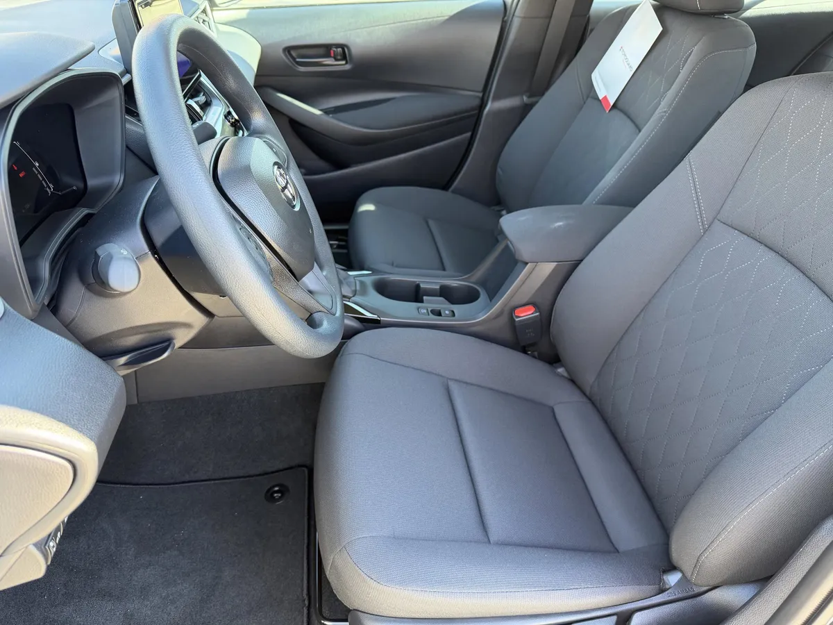 2026 Toyota Corolla LE thumbnail 19