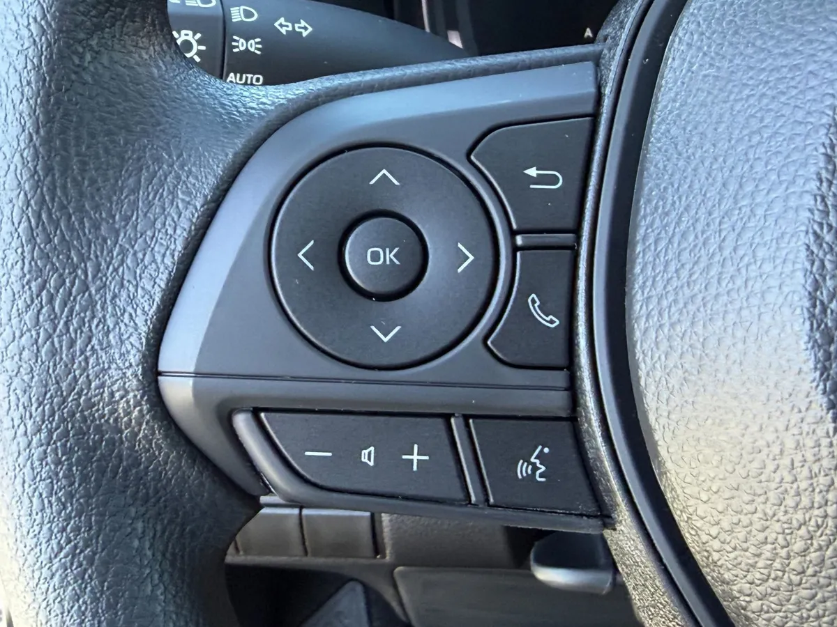2026 Toyota Corolla LE thumbnail 25
