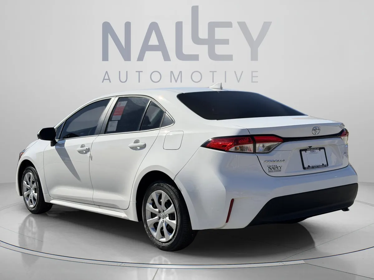 2026 Toyota Corolla LE thumbnail 3