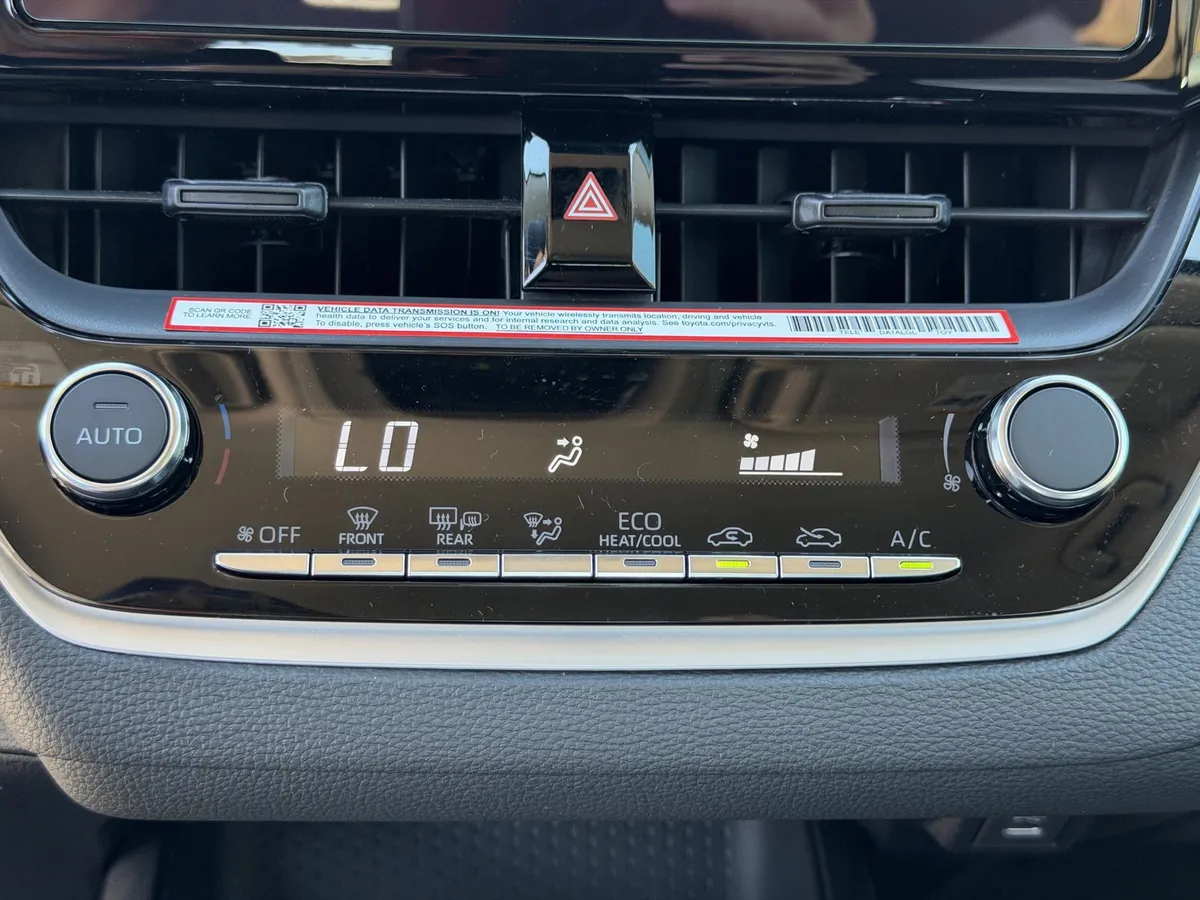 2026 Toyota Corolla LE thumbnail 9