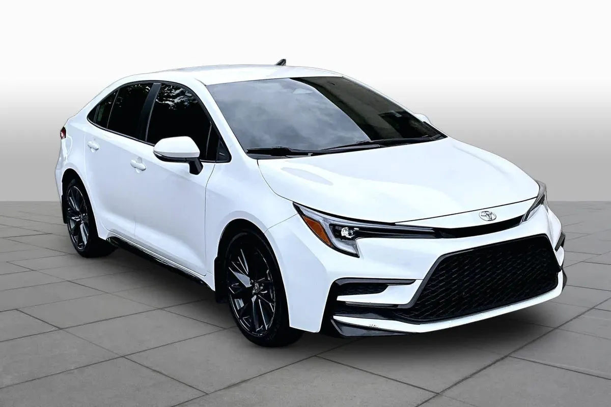 2026 Toyota Corolla SE thumbnail 3