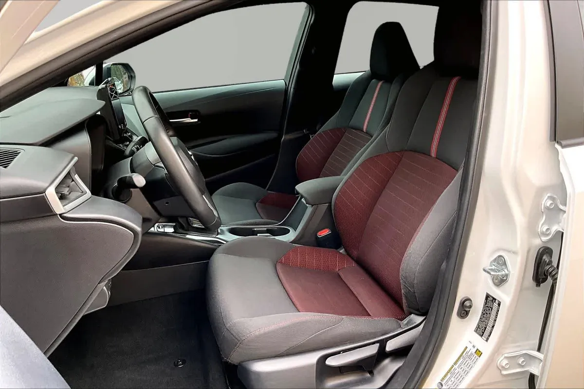 2026 Toyota Corolla SE thumbnail 8