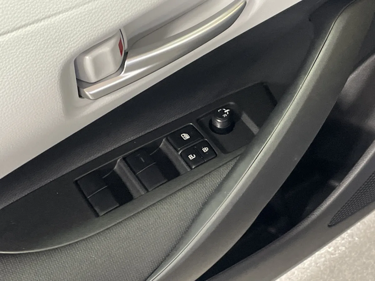 2026 Toyota Corolla SE thumbnail 15