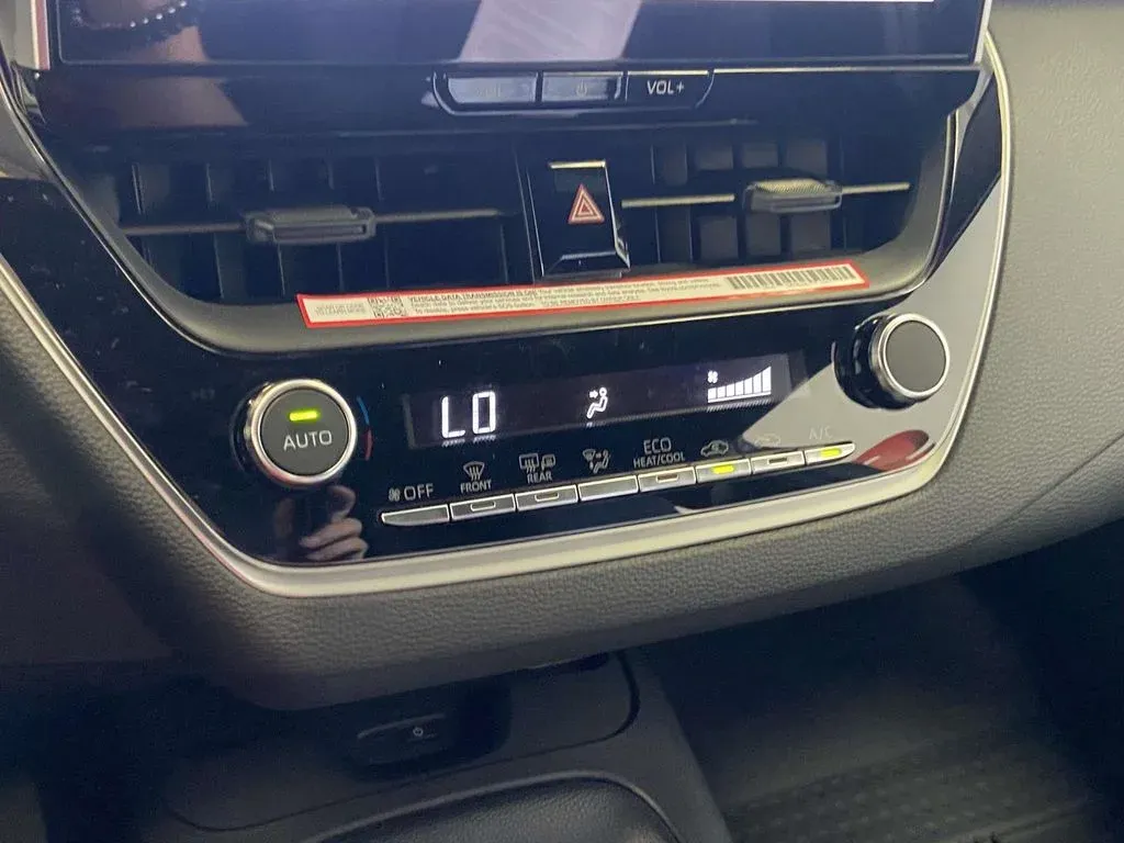 2026 Toyota Corolla SE thumbnail 25