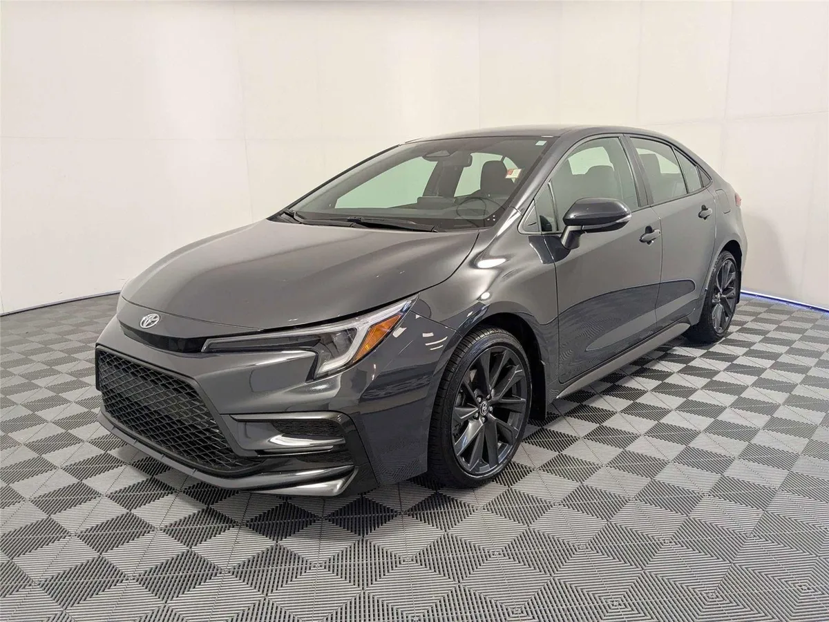 2026 Toyota Corolla SE thumbnail 2