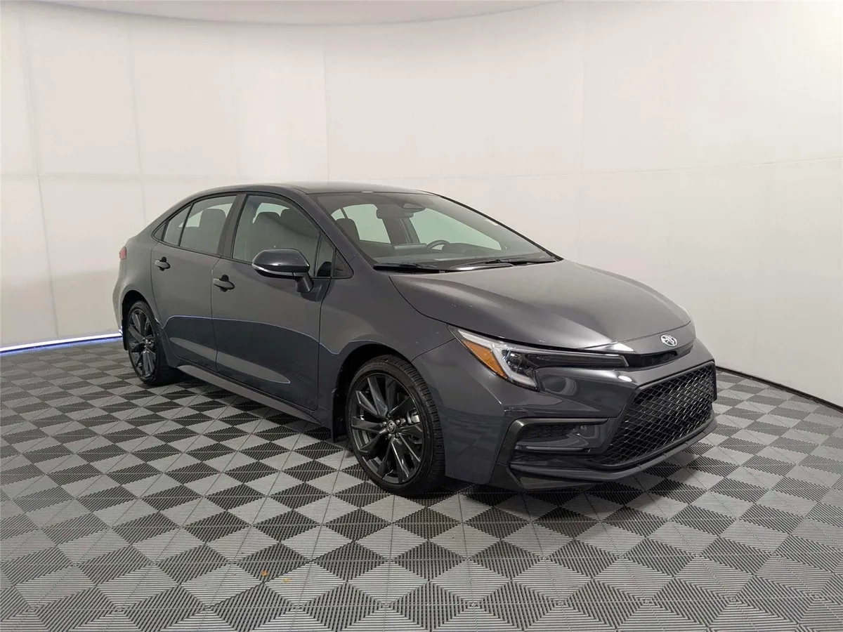 2026 Toyota Corolla SE thumbnail 3