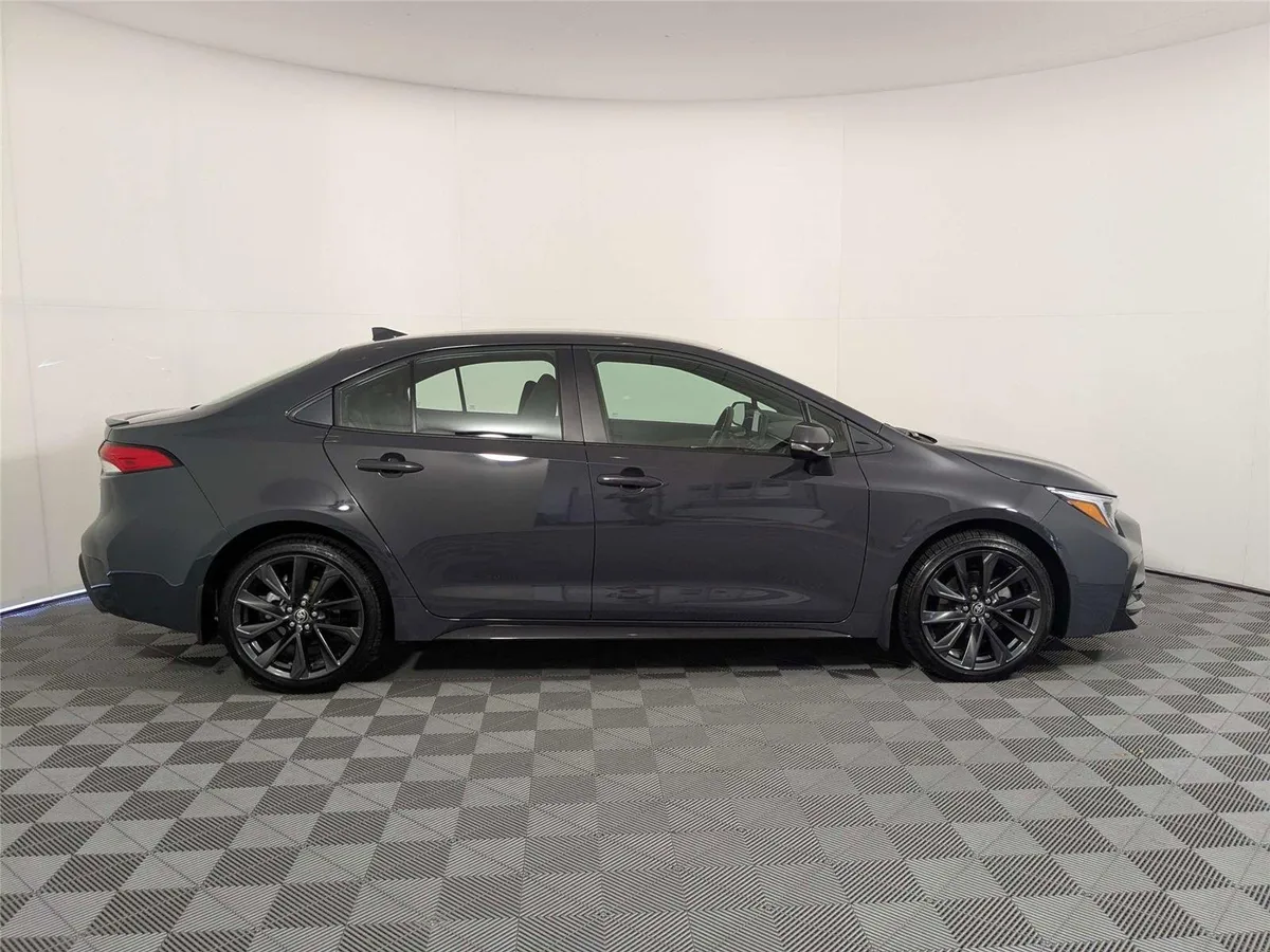 2026 Toyota Corolla SE thumbnail 4