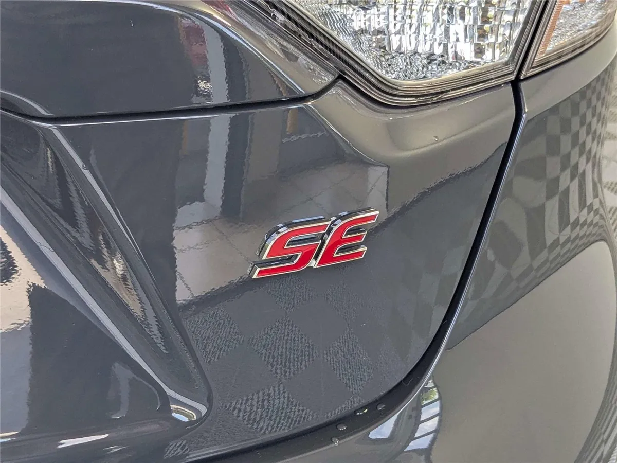 2026 Toyota Corolla SE thumbnail 6