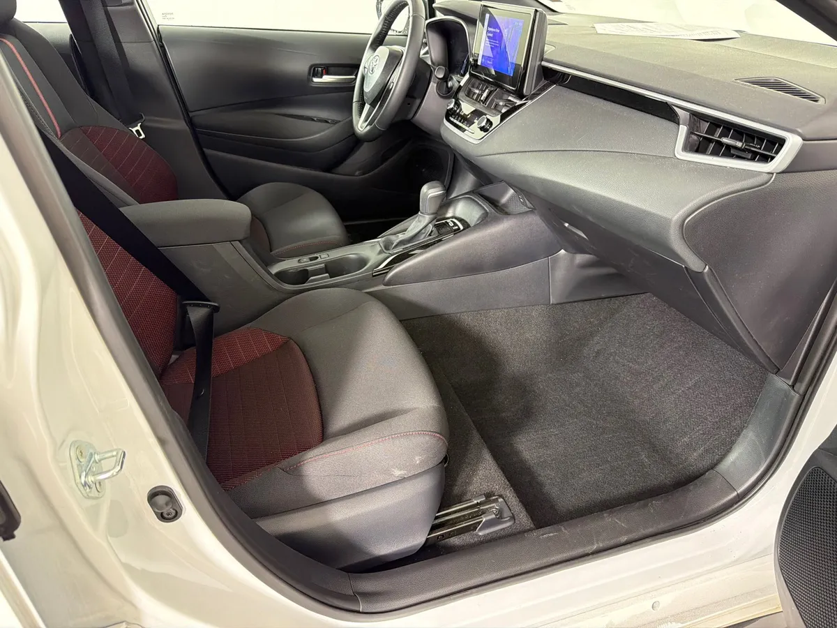 2026 Toyota Corolla SE thumbnail 13