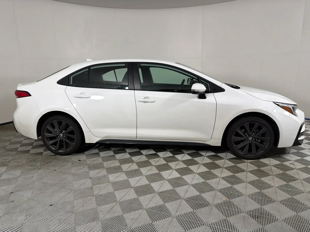 2026 Toyota Corolla SE thumbnail 2