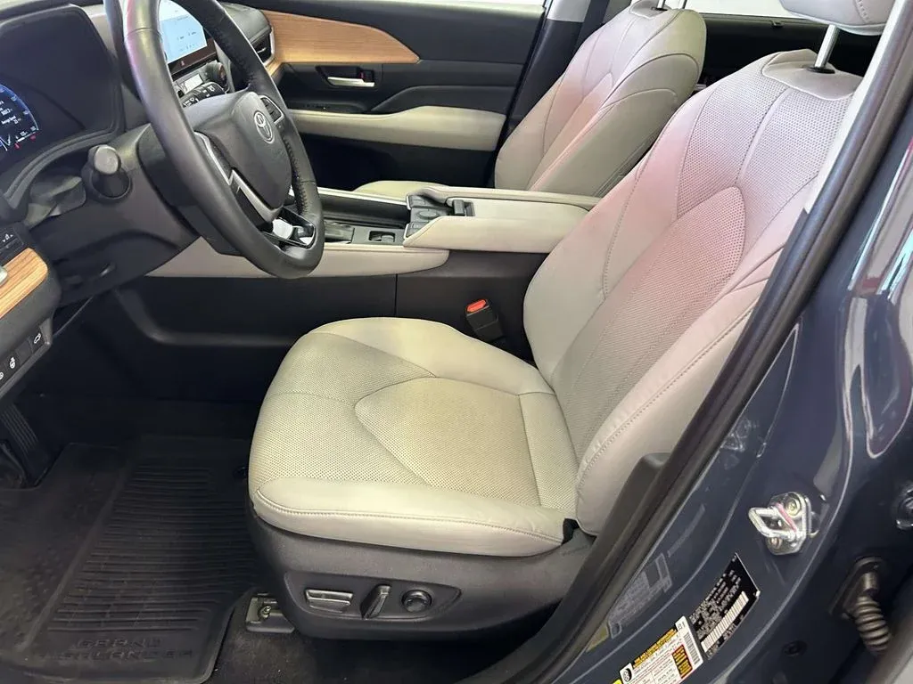 2026 Toyota Grand Highlander Limited thumbnail 16