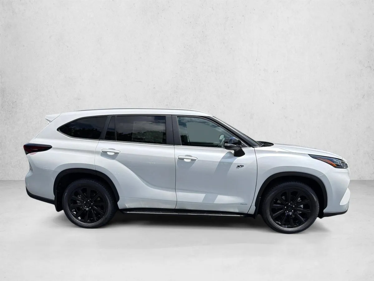 2026 Toyota Highlander Hybrid XLE thumbnail 2