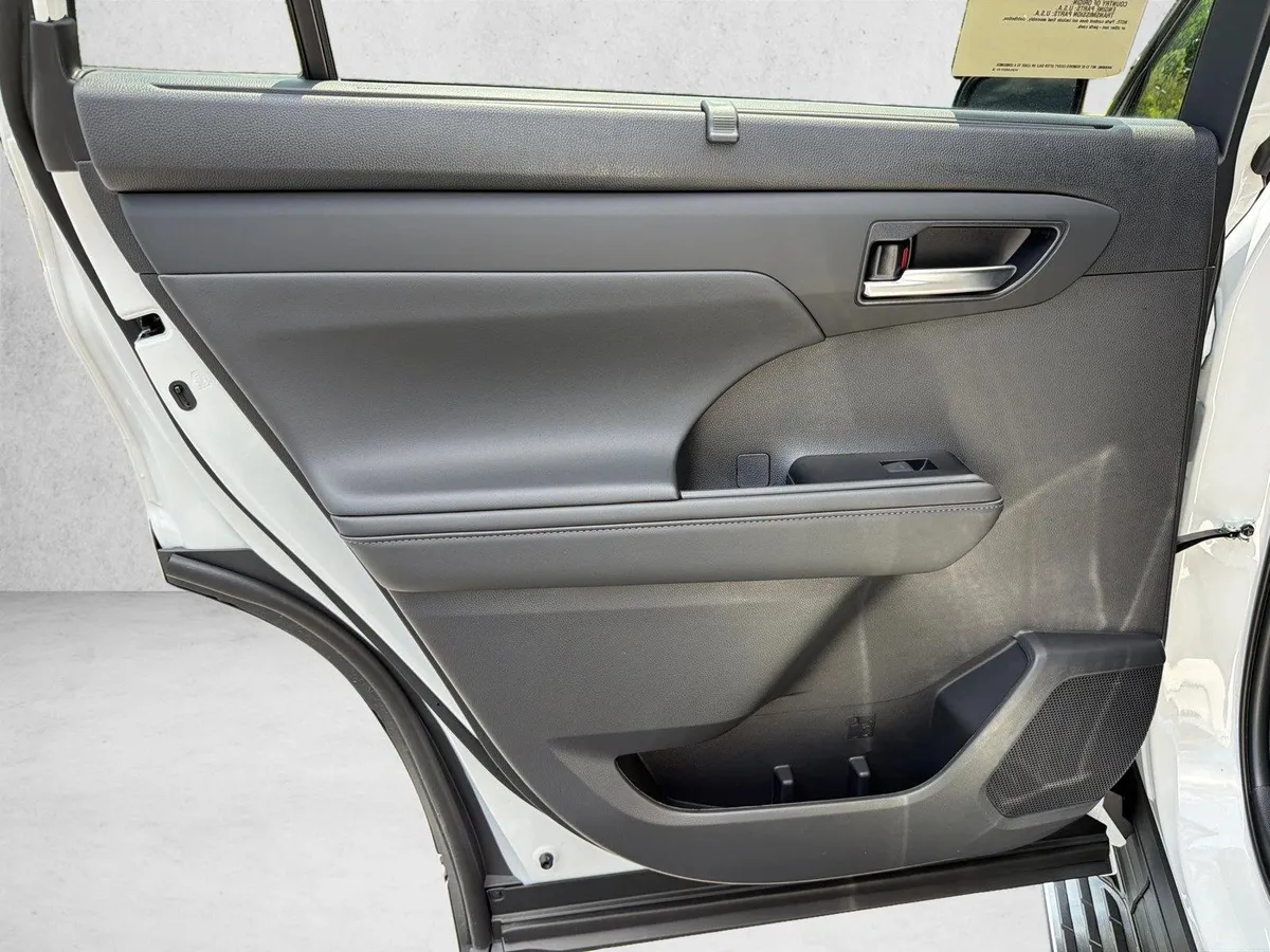 2026 Toyota Highlander Hybrid XLE thumbnail 22