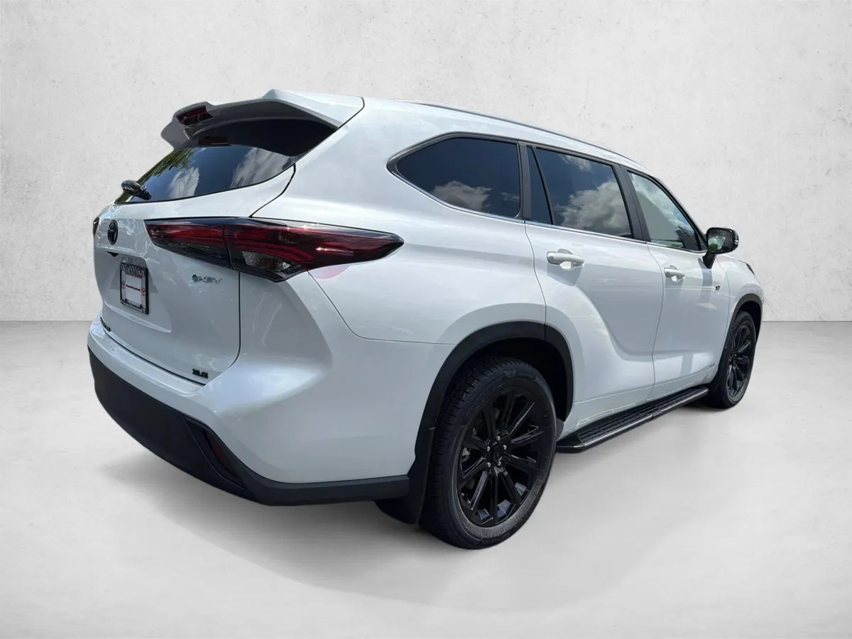 2026 Toyota Highlander Hybrid XLE thumbnail 3