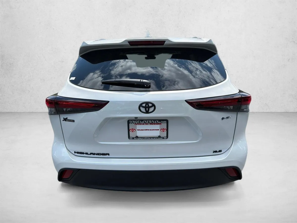 2026 Toyota Highlander Hybrid XLE thumbnail 4