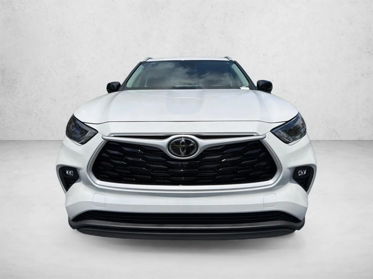 2026 Toyota Highlander Hybrid XLE thumbnail 8