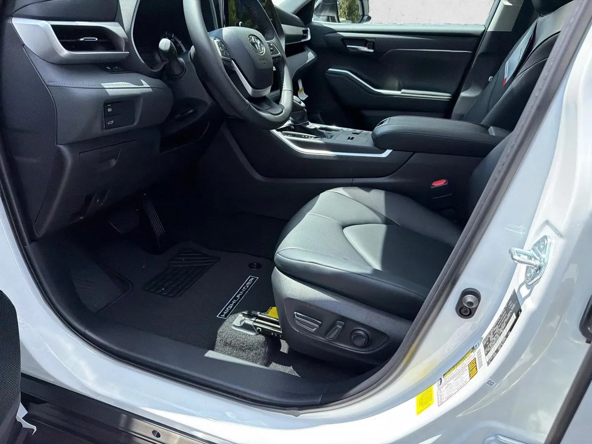 2026 Toyota Highlander Hybrid XLE thumbnail 9