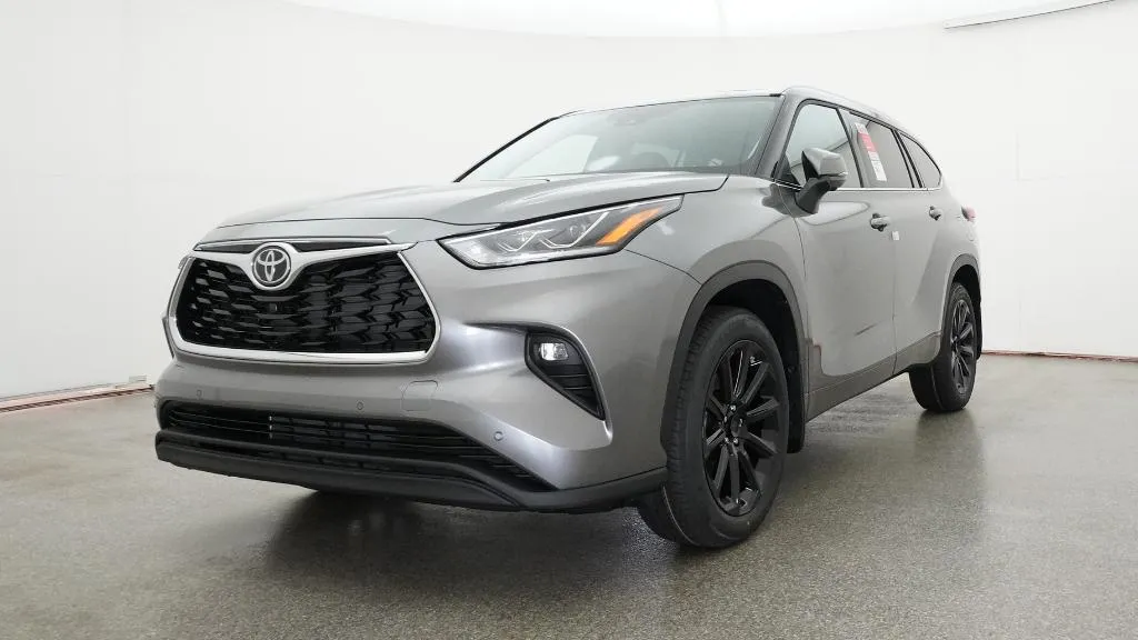 2026 Toyota Highlander Limited thumbnail 3