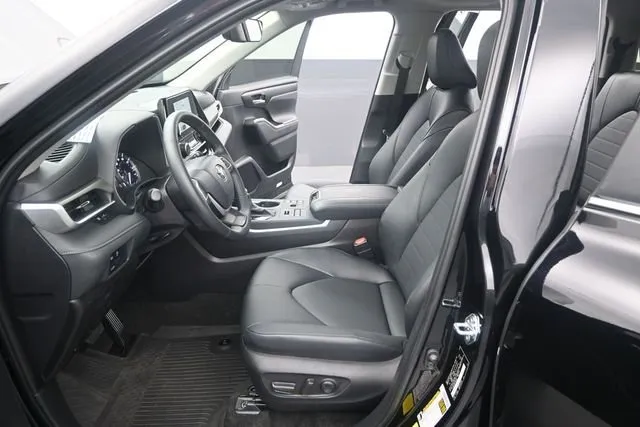 2026 Toyota Highlander XLE thumbnail 13