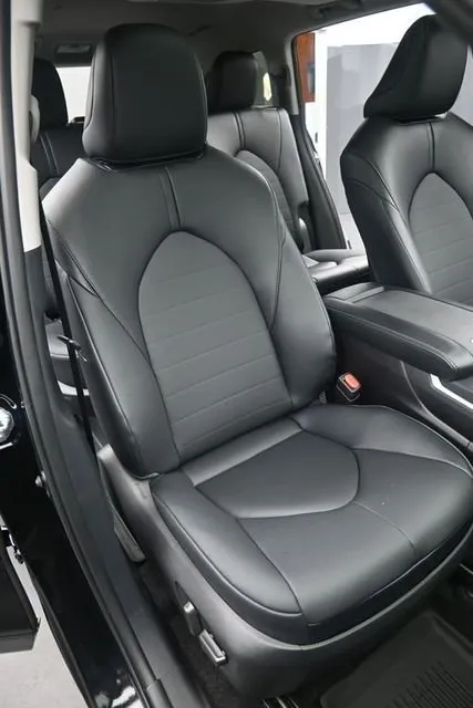 2026 Toyota Highlander XLE thumbnail 18