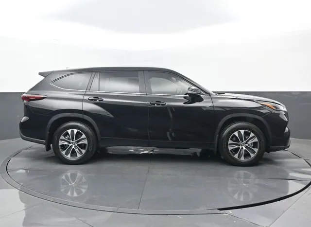 2026 Toyota Highlander XLE thumbnail 2