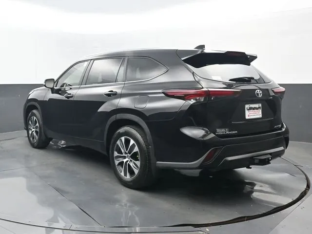 2026 Toyota Highlander XLE thumbnail 3