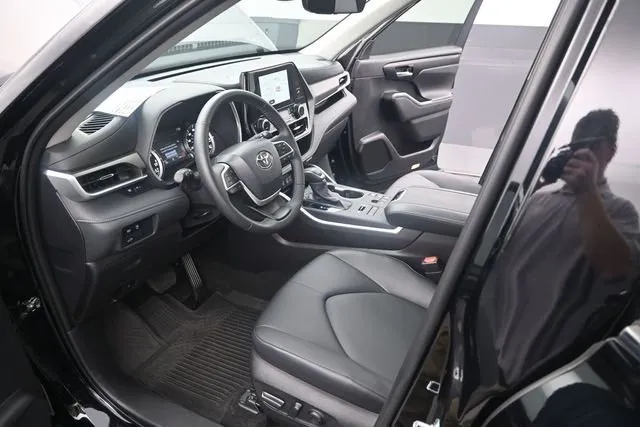 2026 Toyota Highlander XLE thumbnail 6