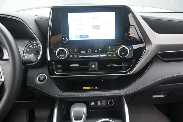 2026 Toyota Highlander XLE thumbnail 8
