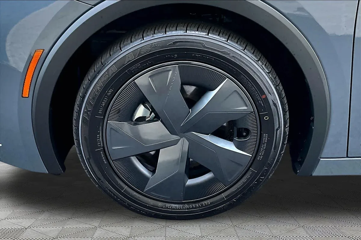 2026 Toyota Prius Plug-In Hybrid SE thumbnail 11