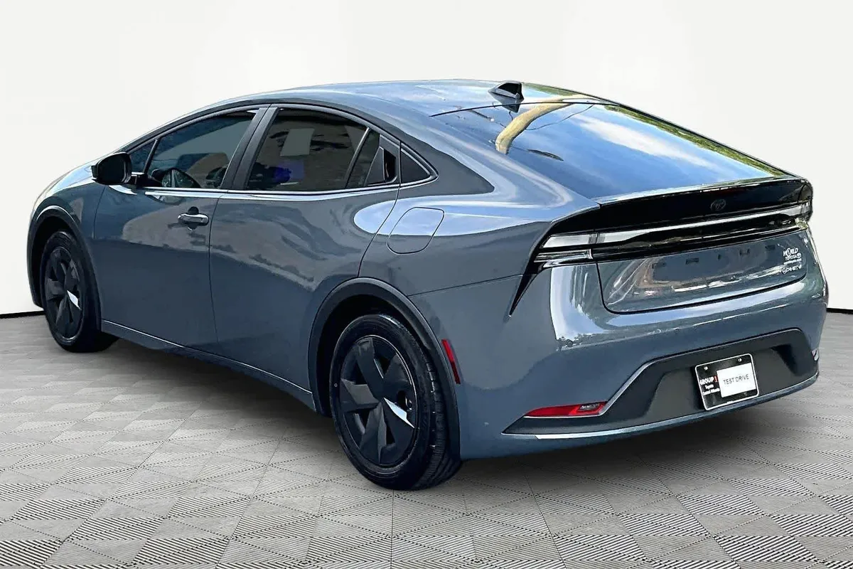 2026 Toyota Prius Plug-In Hybrid SE thumbnail 12