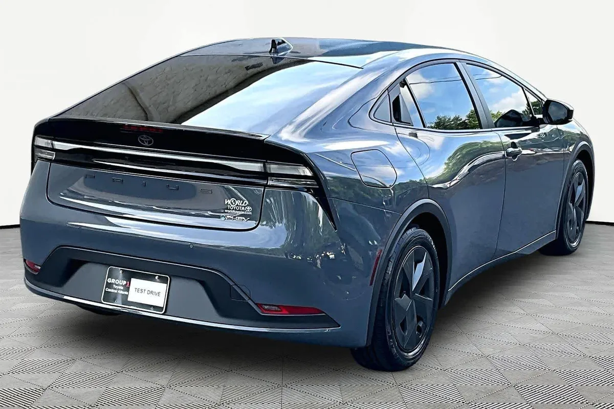 2026 Toyota Prius Plug-In Hybrid SE thumbnail 13