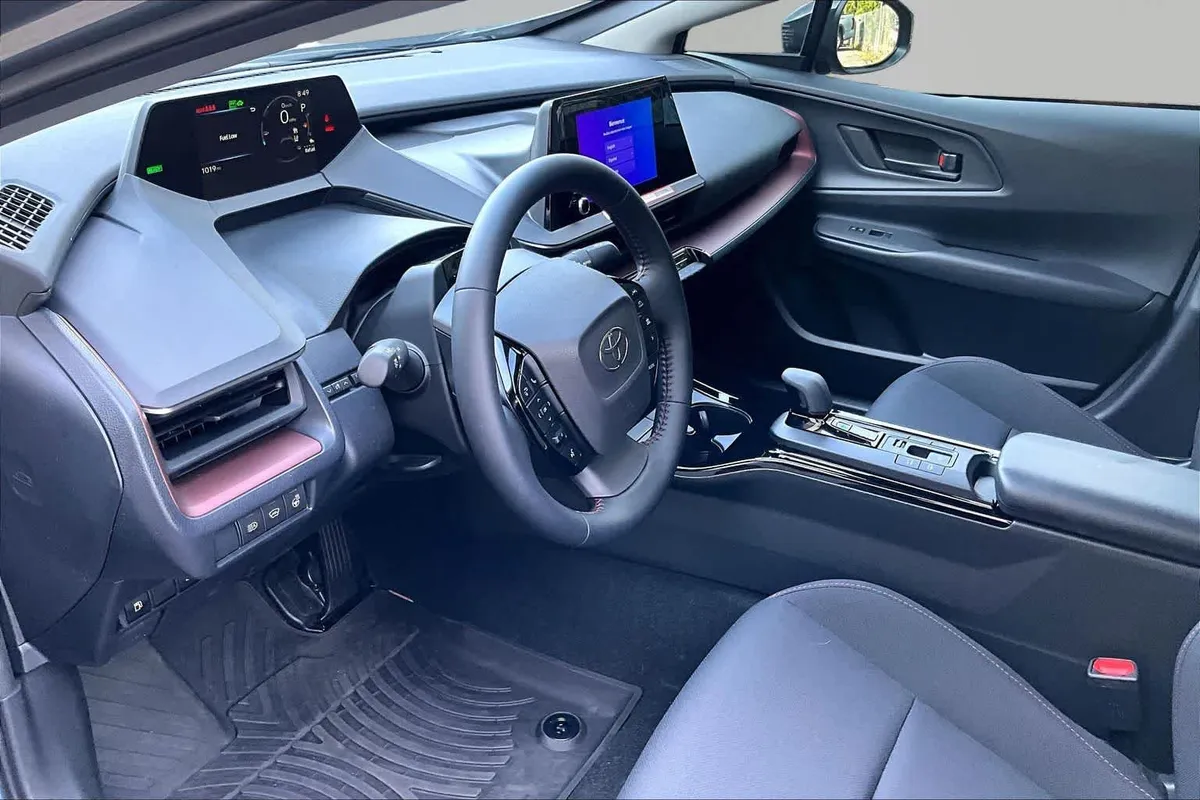 2026 Toyota Prius Plug-In Hybrid SE thumbnail 18