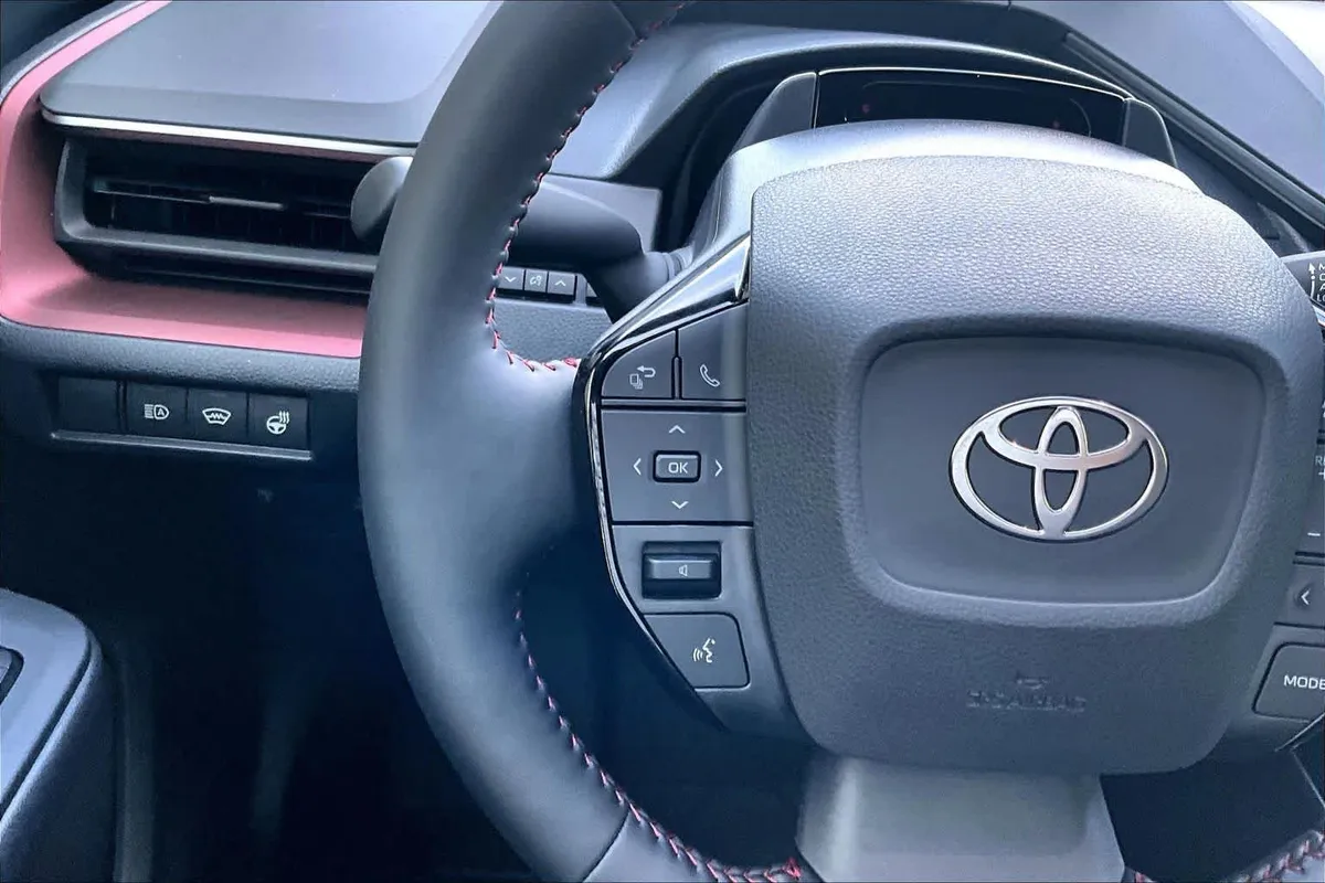 2026 Toyota Prius Plug-In Hybrid SE thumbnail 24