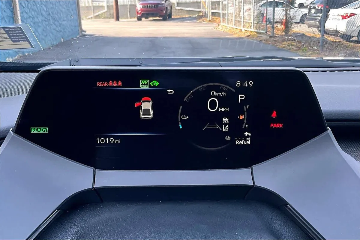 2026 Toyota Prius Plug-In Hybrid SE thumbnail 26