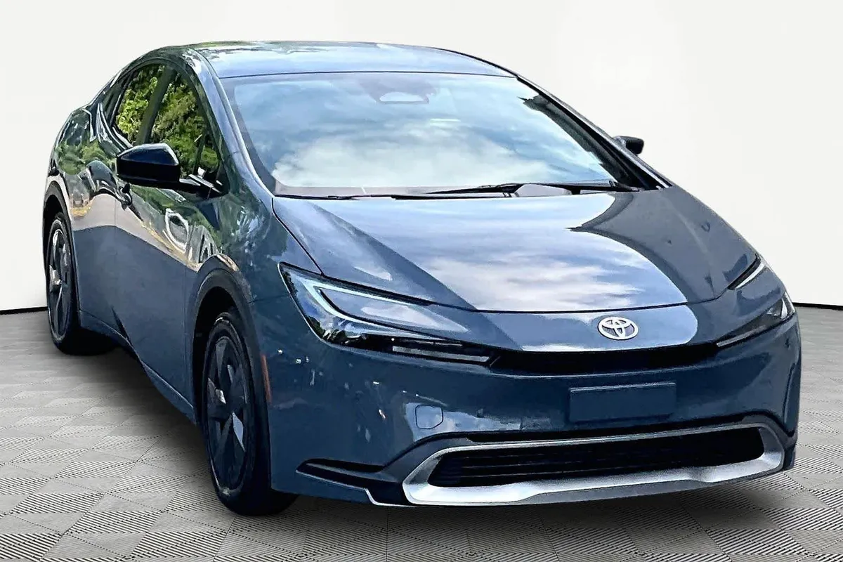 2026 Toyota Prius Plug-In Hybrid SE thumbnail 3