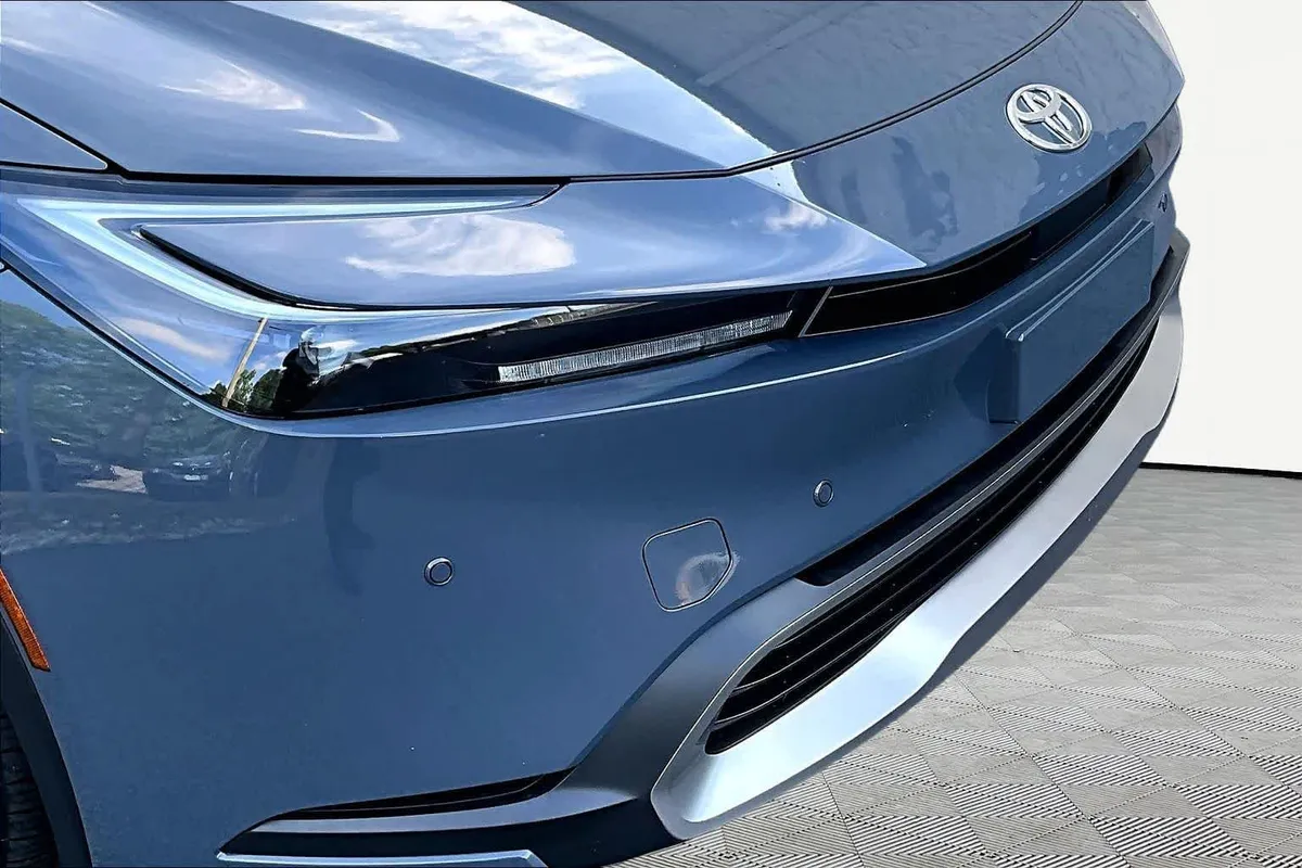 2026 Toyota Prius Plug-In Hybrid SE thumbnail 30